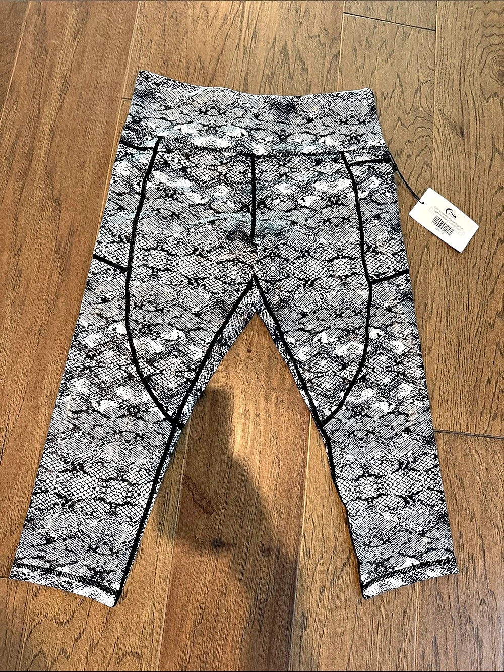 Zyia Cobra Metallic Pocket Light & Tight High-Rise Capri 7/8 Black & White NWT